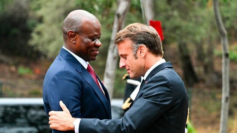 Visite du Président Macron au Gabon : diplomatie et débat autour de son accueil