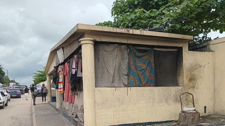 Libreville : un couple de personnes souffrant de troubles mentaux squatte un espace étudiant près de l’UOB