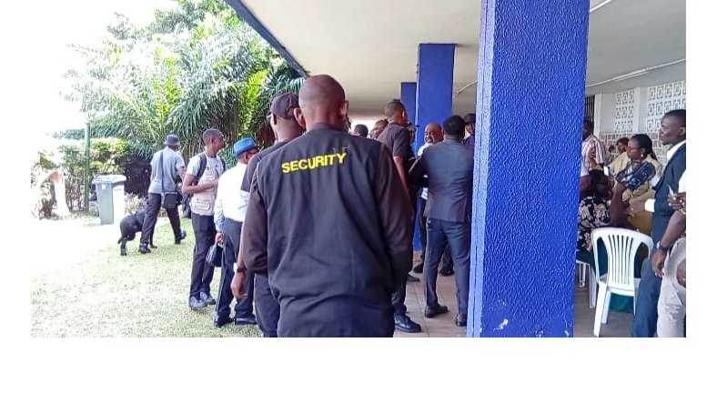 La Poste S.A.&nbsp;: Fox Fort Security sème le chaos en plein point de presse des postiers