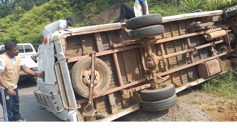 Accident sur l’axe Bifoun–Ndjolé : le véhicule émetteur de Radio Gabon finit sa course sur un talus