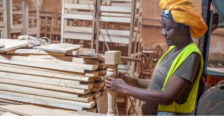 Gabon / Gyrielle Kogou Boukinda&nbsp;: une femme au cœur de la menuiserie funéraire, elle fabrique des cercueils et bouscule les préjugés