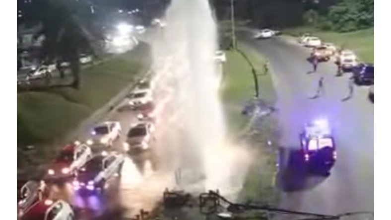 Accident spectaculaire au PK5&nbsp;: une canalisation éventrée, un véhicule pulvérisé, mais aucun blessé grave