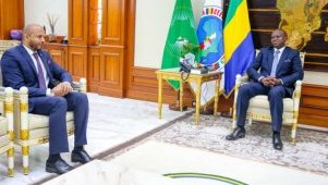 Brice Clotaire Oligui Nguema échange avec le Secrétaire général de l’OEACP