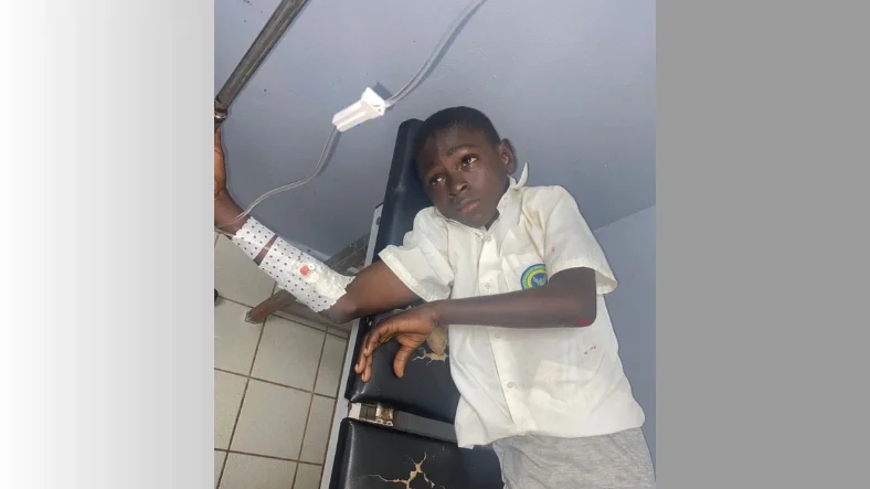 Tentative d’enlèvement à Franceville : un collégien de 14 ans sauve sa vie en sautant du véhicule