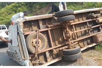 Accident sur l’axe Bifoun–Ndjolé : le véhicule émetteur de Radio Gabon finit sa course sur un talus