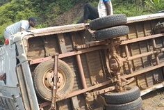 Accident sur l’axe Bifoun–Ndjolé : le véhicule émetteur de Radio Gabon finit sa course sur un talus